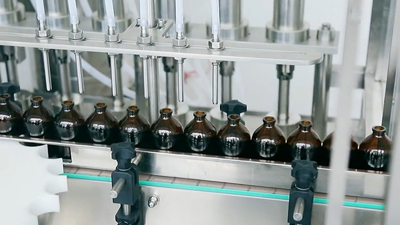 哪些商品是由自动液体灌装机灌装的？ 